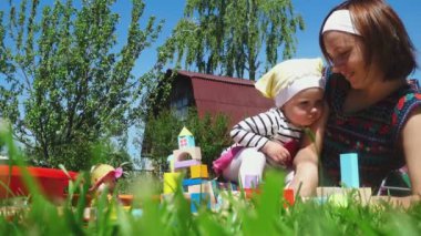 Anne ve kızı bahçede oynarken