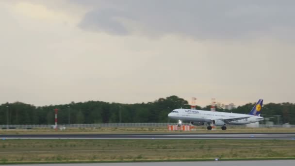 Avión aterrizando en Frankfurt — Vídeo de stock