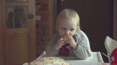 Küçük bir kız için Paskalya Kahvaltı