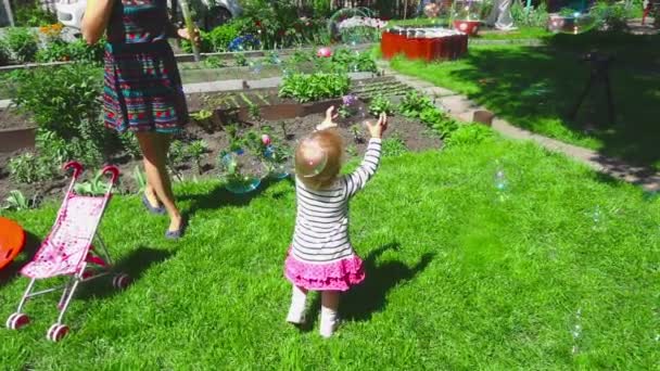 Mãe e filha brincando no gramado — Vídeo de Stock