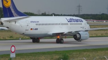 Uçak indikten sonra kalkıyor.