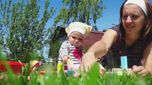 Mor och dotter spela på gräsmattan — Stockvideo