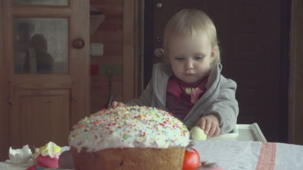 Påsk frukost för en liten flicka — Stockvideo