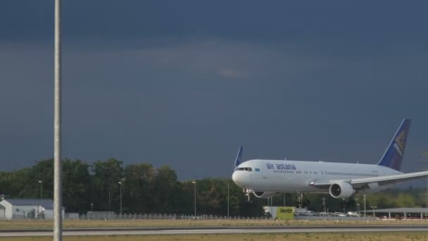 Boeing 767 aterrizaje — Vídeos de Stock