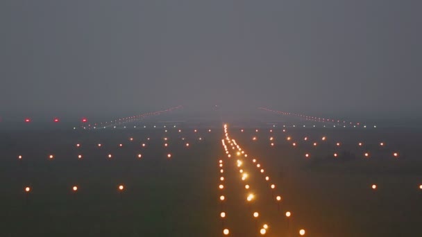 Vliegtuig taxiën op de start-en landingsbaan in mist — Stockvideo