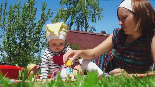 Мать и дочь играют на лужайке — стоковое видео