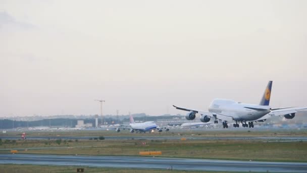 Lufthansa Boeing 747 lądowania — Wideo stockowe