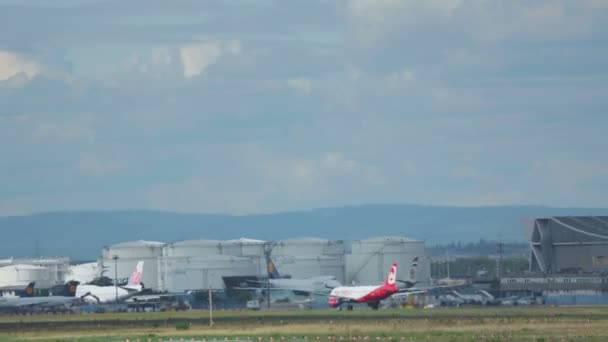 Airbus 320 start från Frankfurt — Stockvideo