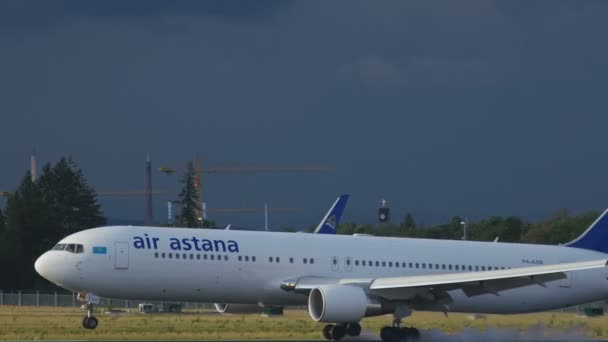 波音 767 客机着陆 — 图库视频影像
