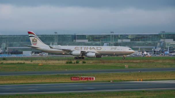 Etihad Airbus 340 taxiën — Stockvideo