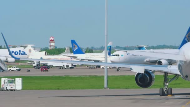 Boeing 767 Air Astana taxiën — Stockvideo