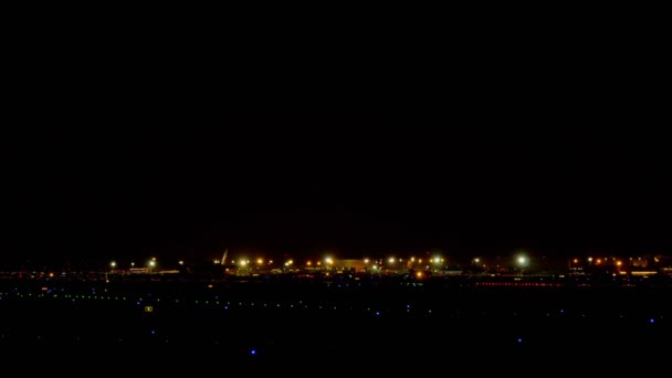 Boeing 777 aterrizando por la noche — Vídeos de Stock