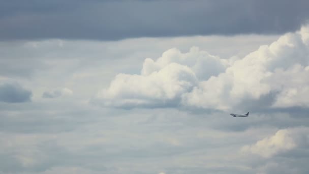 Lufthansa Airbus 340 сходження — стокове відео