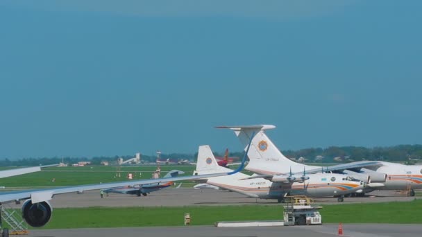 Hong Kong airlines Airbus 330 nadert en de landing — Stockvideo