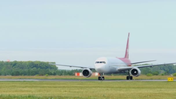 タキシング ボーイング 767 Ikar 航空 — ストック動画