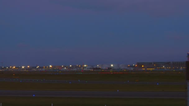 Cathay Pacific Боїнг 777 посадку в раннього ранку — стокове відео