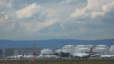 Kalkış Frankfurt Airbus 340 hızlandırmak ve