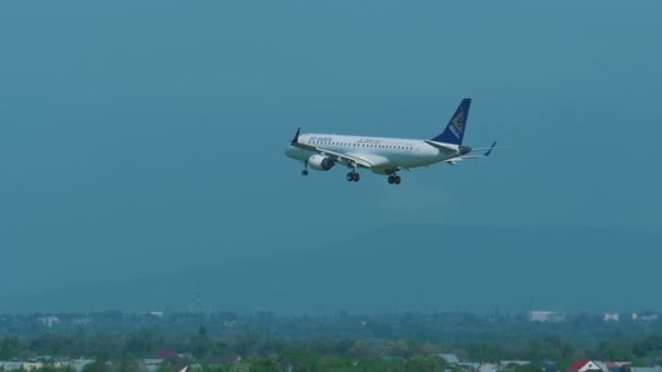 Air Astana Embraer 190 nadert en de landing — Stockvideo
