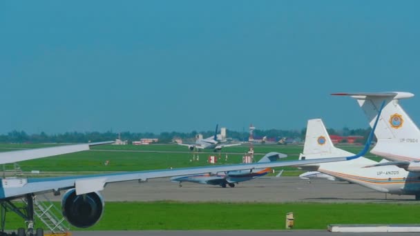 空気 Astana ボーイング 767 型機着陸前に近づいています。 — ストック動画