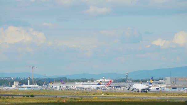 Boeing 747 versnellen en opstijgen vanaf Frankfurt — Stockvideo