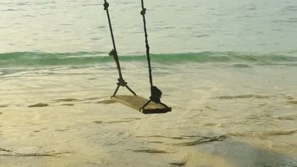 Een touw swingt op het strand — Stockvideo
