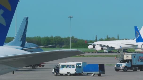 Aeroflot Airbus 320 taxning — Stockvideo