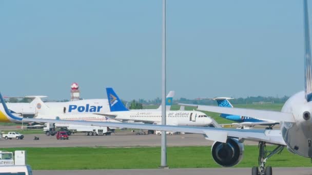 Polární Boeing 747, pojíždění — Stock video