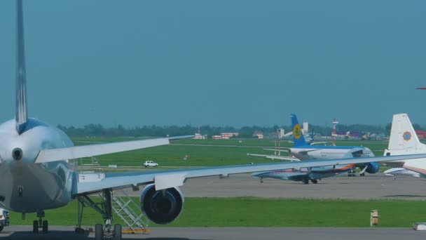 Air Astana Embraer 190 aanvoer en remmen — Stockvideo