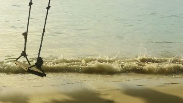 Een touw swingt op het strand — Stockvideo