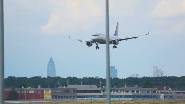 Airbus 320 přistání ve Frankfurtu — Stock video