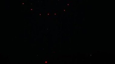 Gecenin içinde yanıp sönen havai fişek