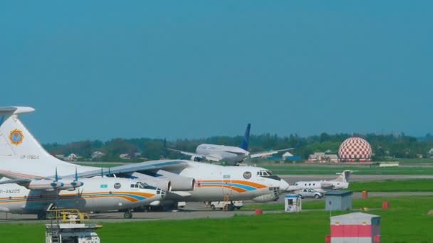 Levegő Astana Boeing 767 megközelítés és leszállás — Stock videók