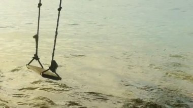 Sahilde bir ip salıncak