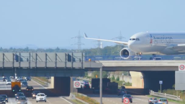 飞机在高速公路 — 图库视频影像