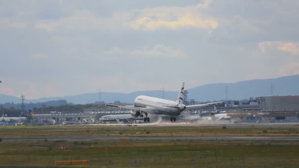 Airbus 320 přistání ve Frankfurtu — Stock video