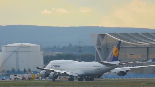 从法兰克福起飞前加速波音 747 — 图库视频影像