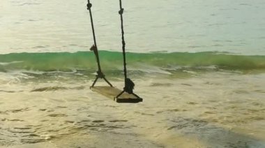 Sahilde bir ip salıncak