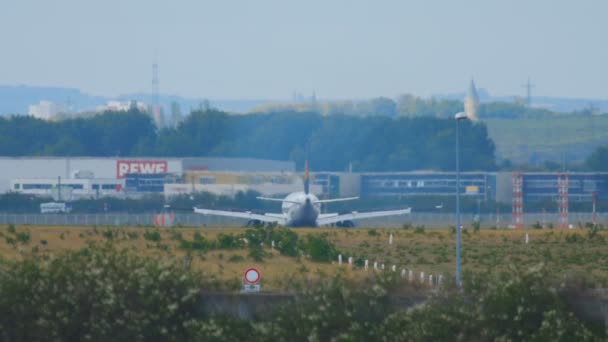 Airbus 320 in frenata dopo l'atterraggio a Francoforte — Video Stock