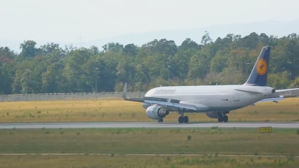 Airbus 320 landing in Frankfurt — Stockvideo