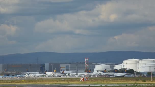 Boeing 737 lepas landas dari Frankfurt — Stok Video
