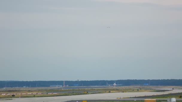 Vliegtuigen in Frankfurt airport — Stockvideo