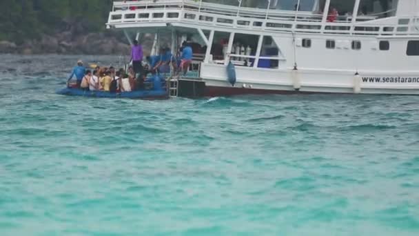 Toeristen op de Similan eilanden — Stockvideo