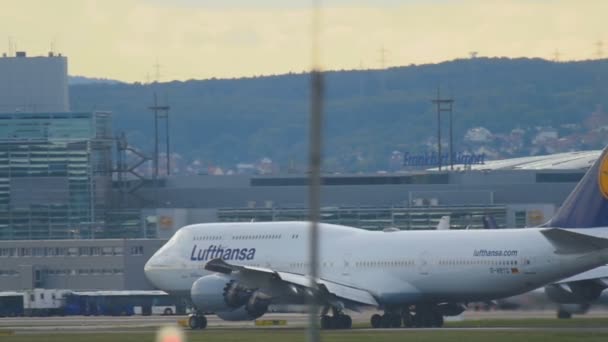 Boeing 747 urychlit před odletem z Frankfurtu — Stock video