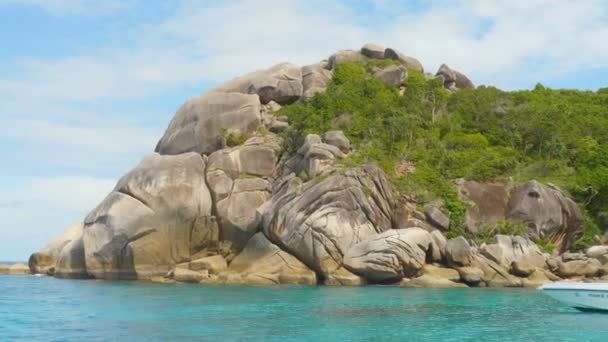 Speedboot in de buurt van de Similan eilanden — Stockvideo