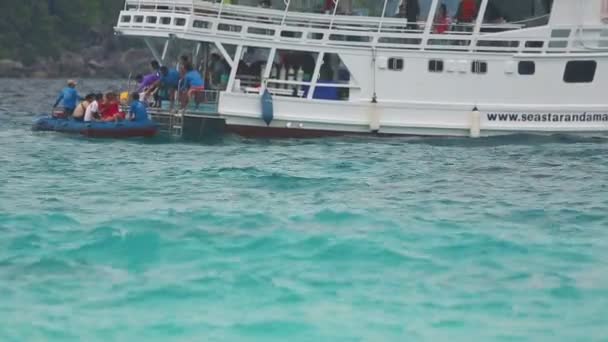 Toeristen op de Similan eilanden — Stockvideo