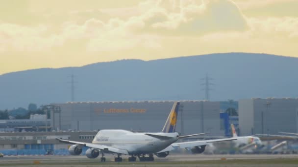 Boeing 747 hızlandırmak kalkış önce Frankfurt — Stok video