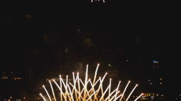 Fuegos artificiales sobre ciudad nocturna — Vídeos de Stock