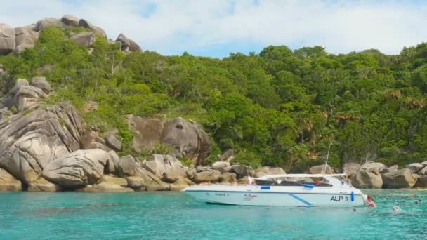 Lancha cerca de Islas Similan — Vídeos de Stock