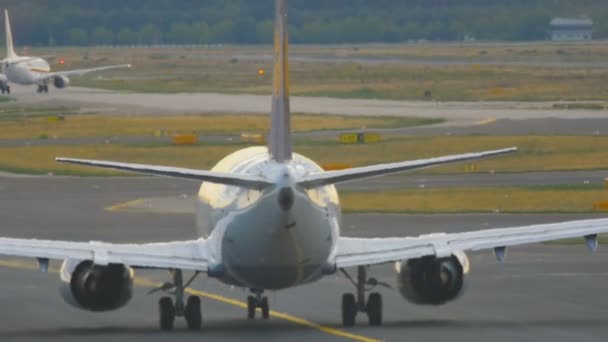 Lufthansa Boeing 737 taxiing — Stock Video