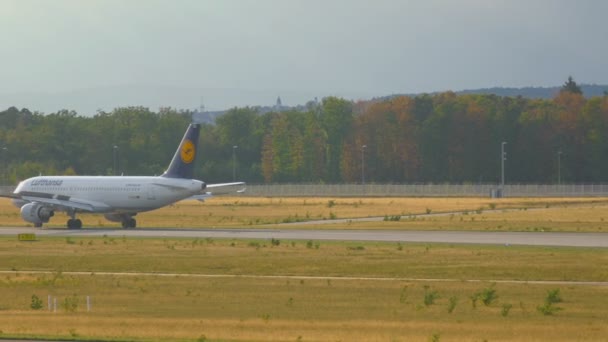 Vliegtuigen in Frankfurt Airport — Stockvideo